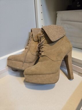 Women’s Suede Platform Ankle Boots in Tan